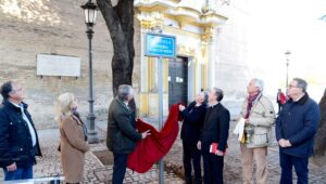 Inaugura la rotulación de la Plazuela Cristóbal Suárez de Ribera en la Puerta de Córdoba